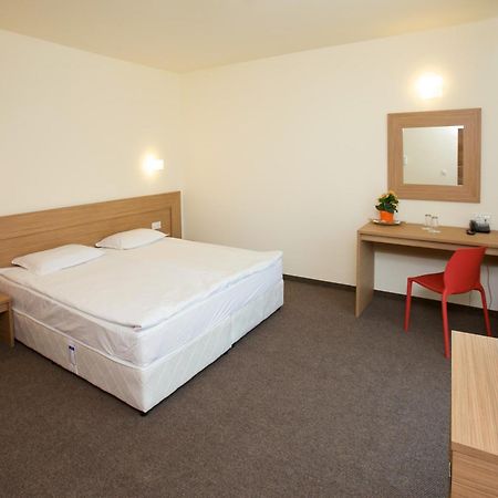 פרימורסקו Jeravi Club Hotel מראה חיצוני תמונה