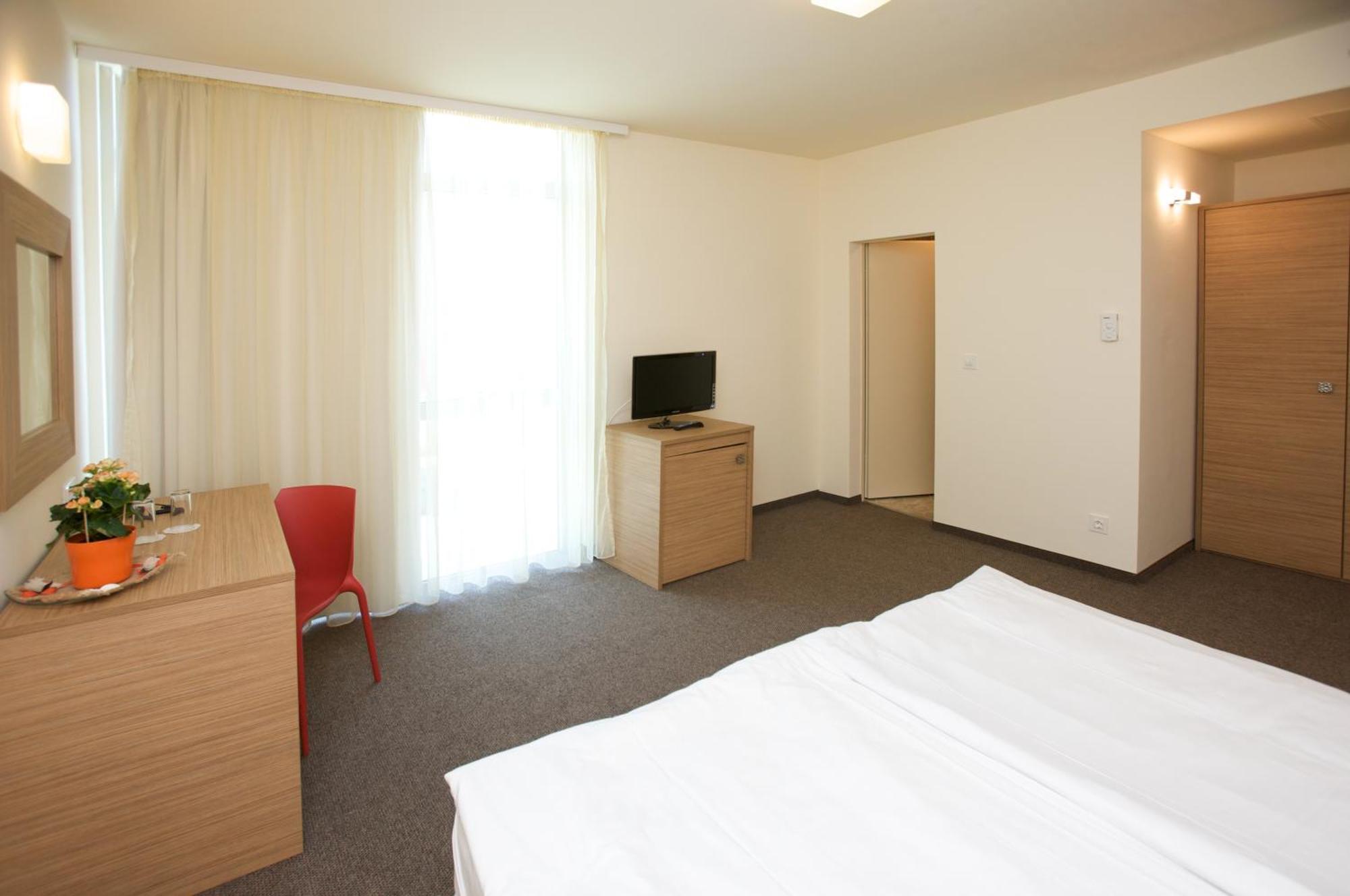 פרימורסקו Jeravi Club Hotel מראה חיצוני תמונה