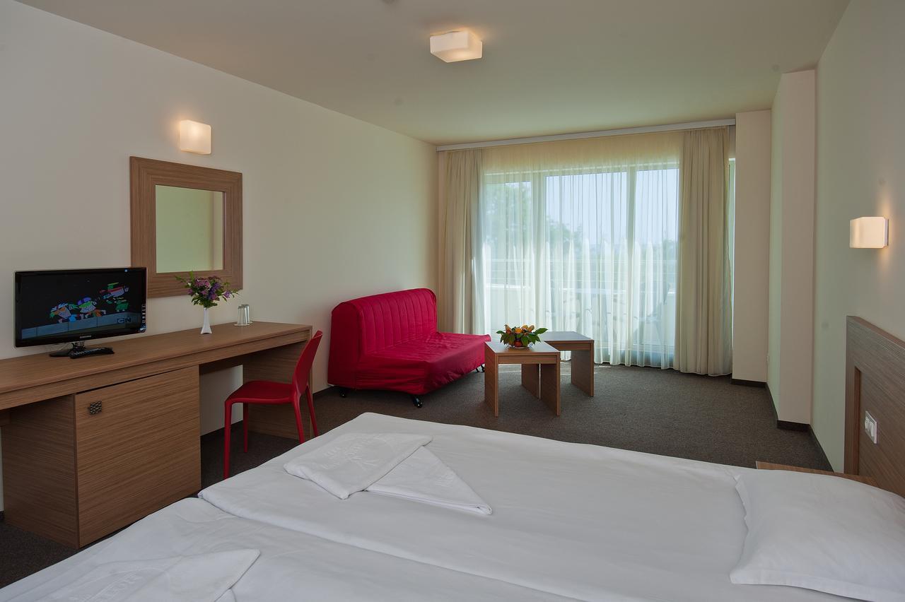 פרימורסקו Jeravi Club Hotel מראה חיצוני תמונה